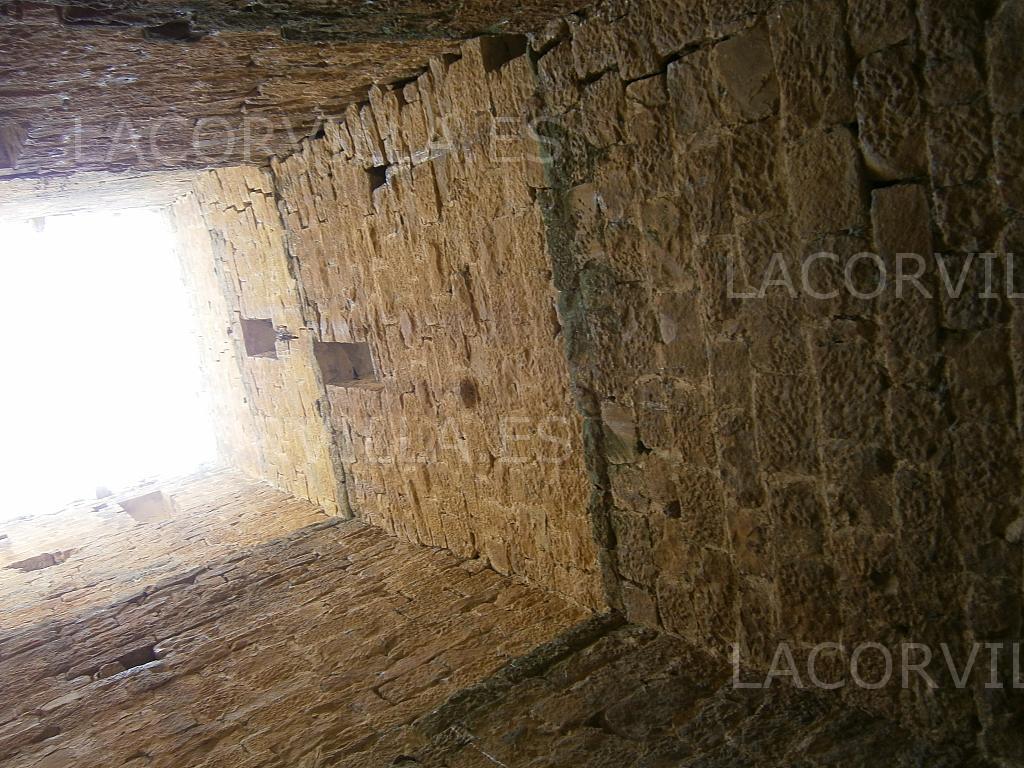 Interior de la torre del castillo de Obano